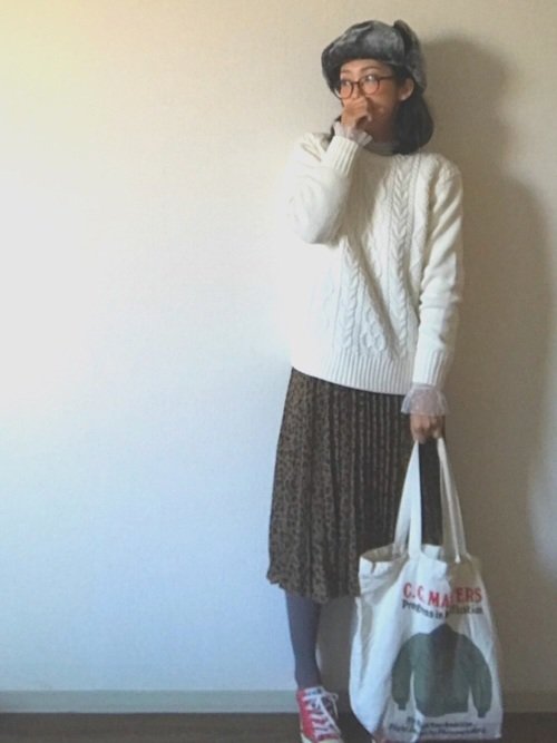 白のセーター　レオパードスカート