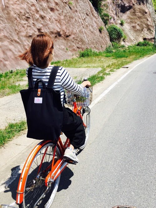 サイクリングにおすすめの服装【4】夏：旅先でのサイクリングはラフコーデで軽やかに