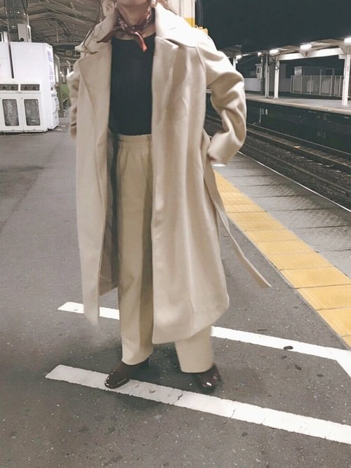 オレンジバンダナ×ベージュコートコーデ