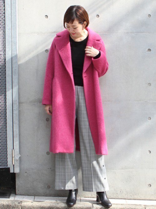 ピンクのシャギーコートを着た女性