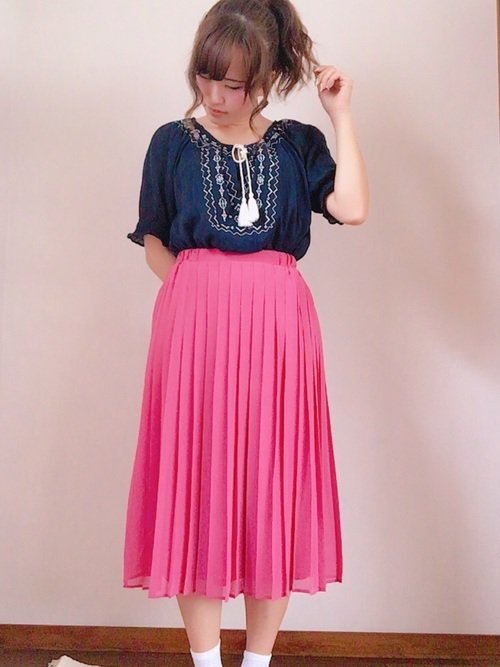 ネイビー ピンクで大人可愛いが作れる 季節別にどう着るのが正解