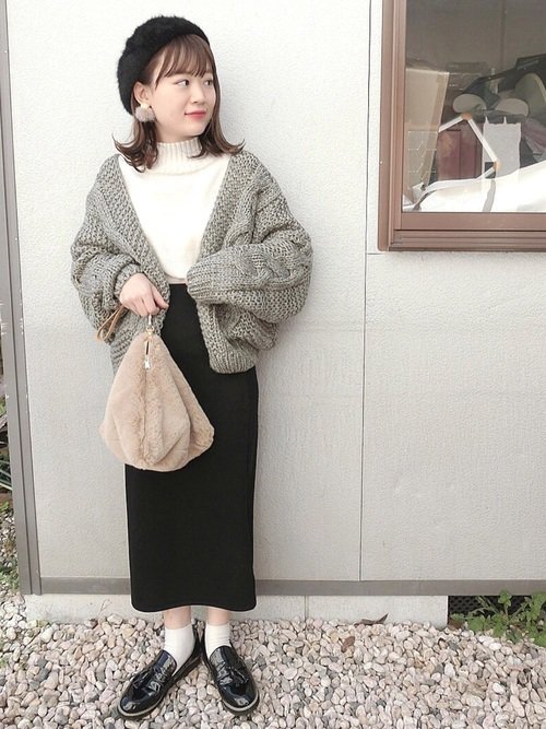 モノトーン×ローファー×靴下のコーデ