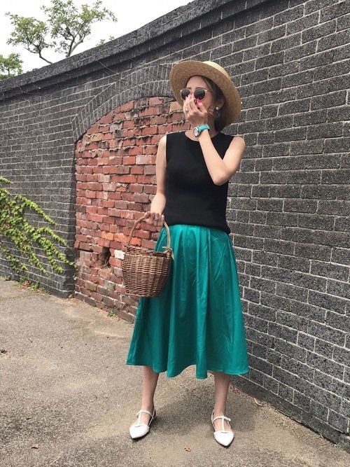 緑のフレアスカート　黒のトップス　カンカン帽　かごバッグ