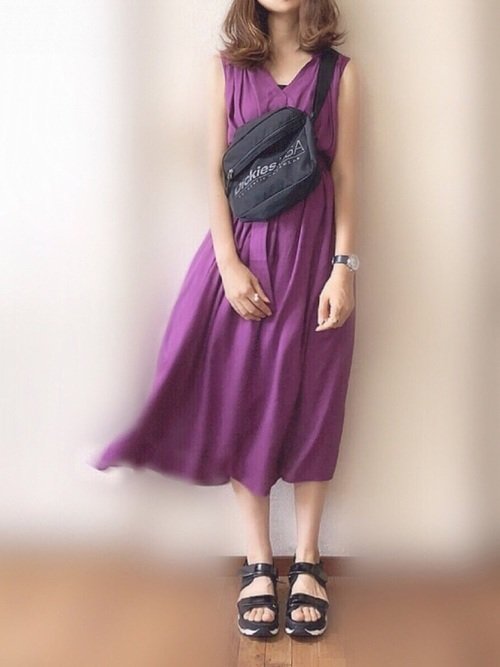 紫ワンピースを使ったコーデは上品な肌見せファッション