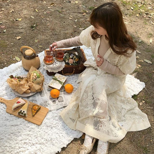 ピクニックの服装集 デート向け ママ向けのコーデを季節別でご紹介