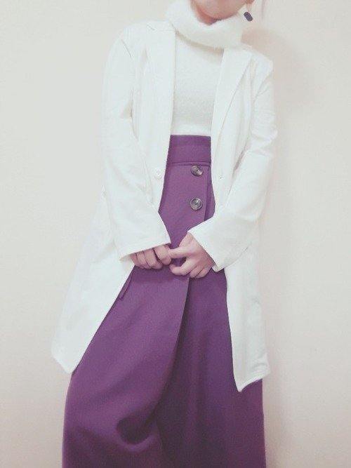 白のテーラードコート　紫のロングスカート