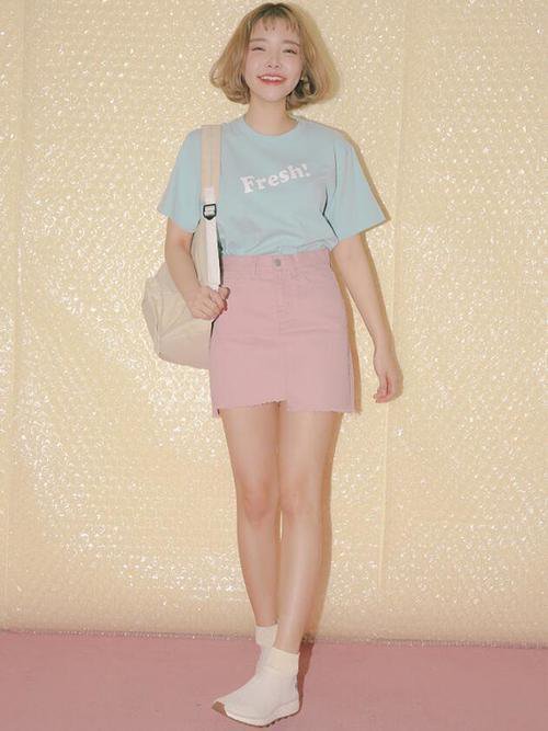 Tシャツとミニスカートの女性