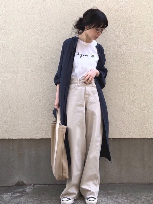 ロングシャツと白ワイドパンツのコーデ