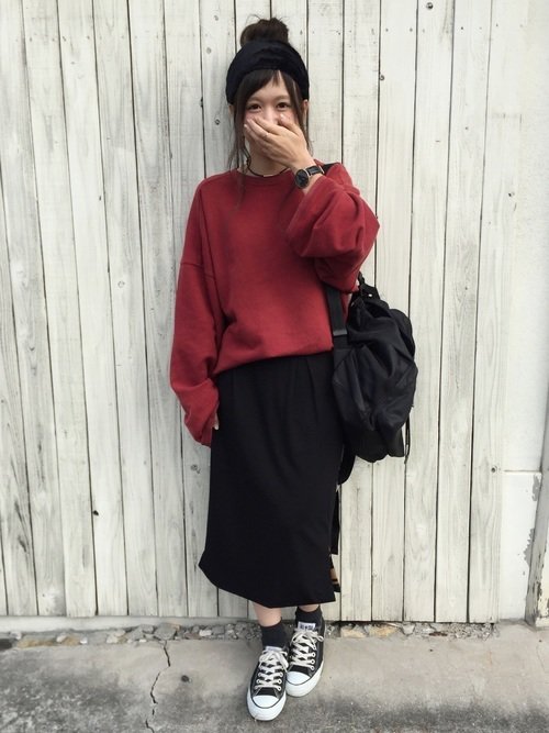 赤トレーナー×黒スカートのコーデ
