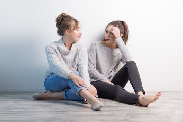 友達と話す女性