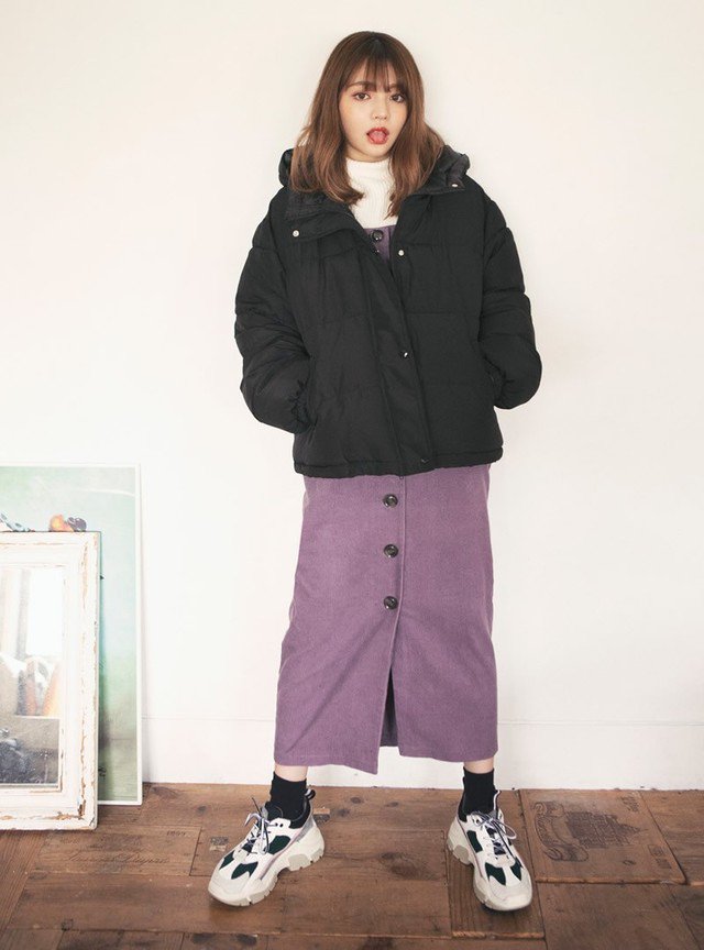 黒のダウンジャケット　紫のロングスカート