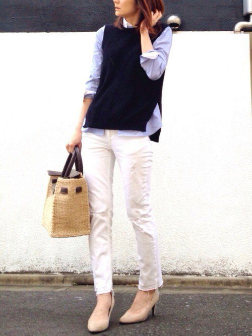 白パンツ×ブルーシャツコーデ