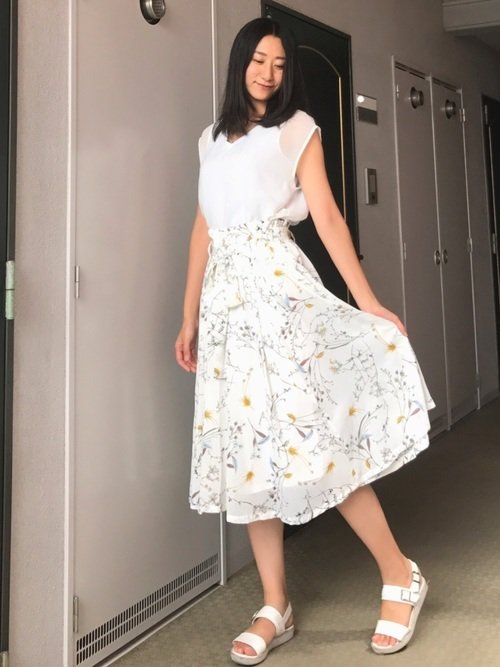 フリルトップス　白の花柄スカート