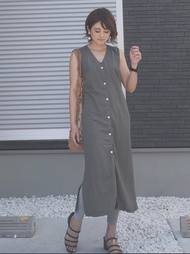 グレーのレギンスを合わせたコーデ