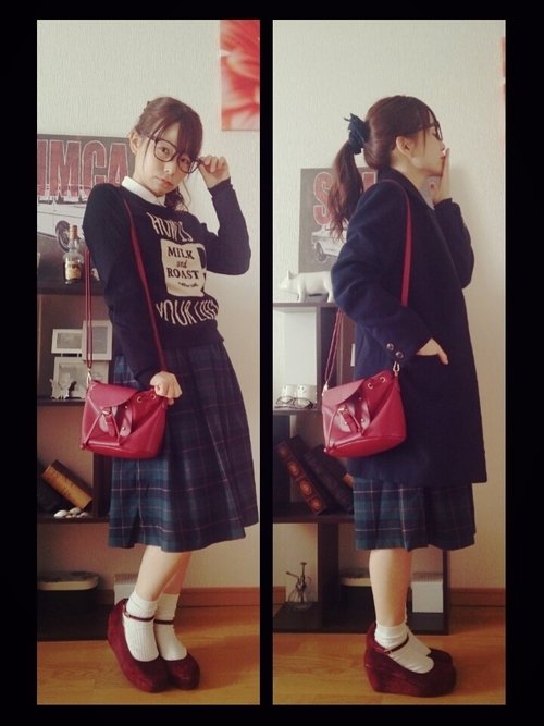 黒のスエット　赤バッグ　チェックスカート