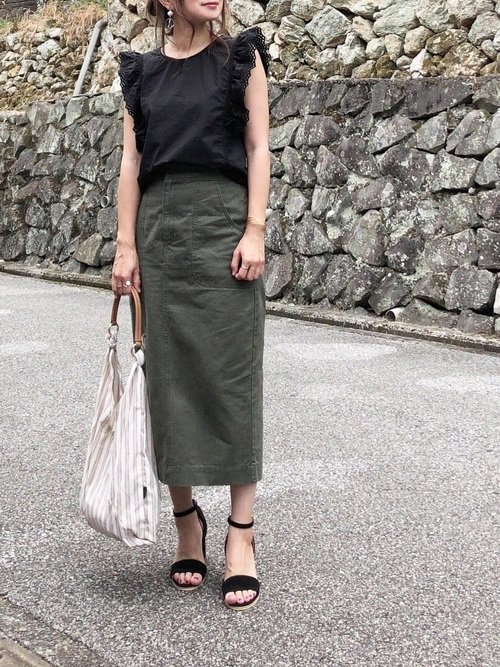 定番の七分丈カーキスカートはタイトな形のものが色っぽい