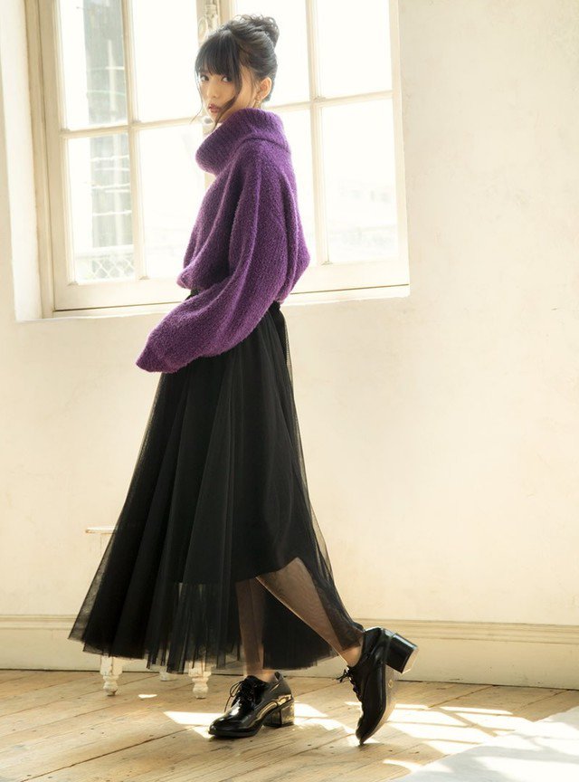 紫のニット　黒のロングスカート