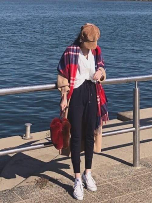 チェックのストールと合わせたスウェットパンツのおしゃれコーデ