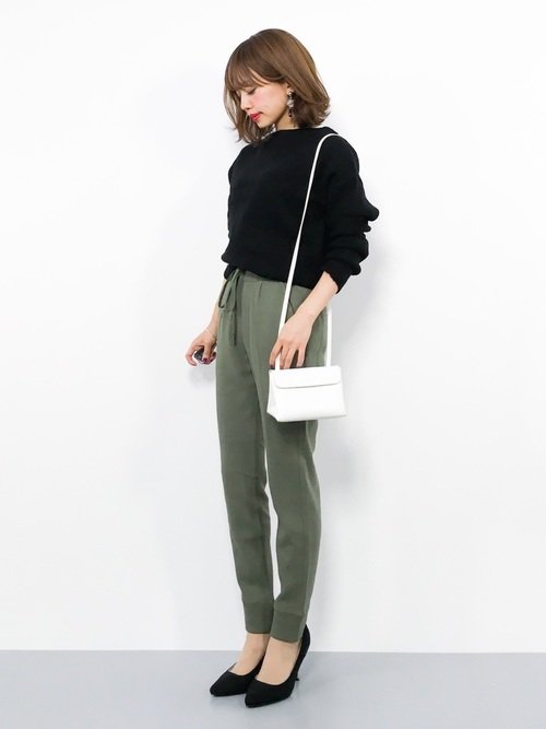 カーキのスウェットにブラックニットを合わせた女性らしいおしゃれコーデ