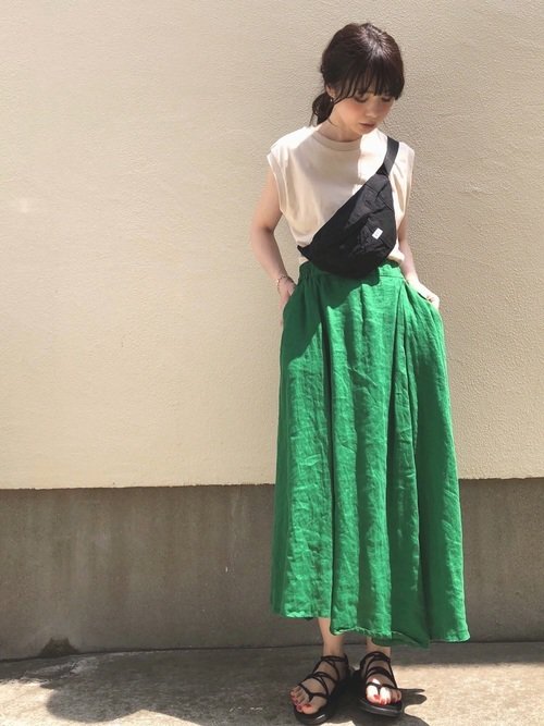 緑のスカートを穿いた女性