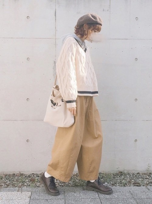 北海道の「秋」におすすめな服装：ニット×ワイドパンツ