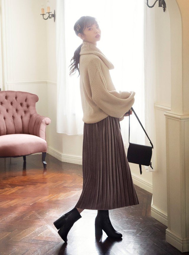 北海道の服装に使えるアイテム：ベロアプリーツスカート