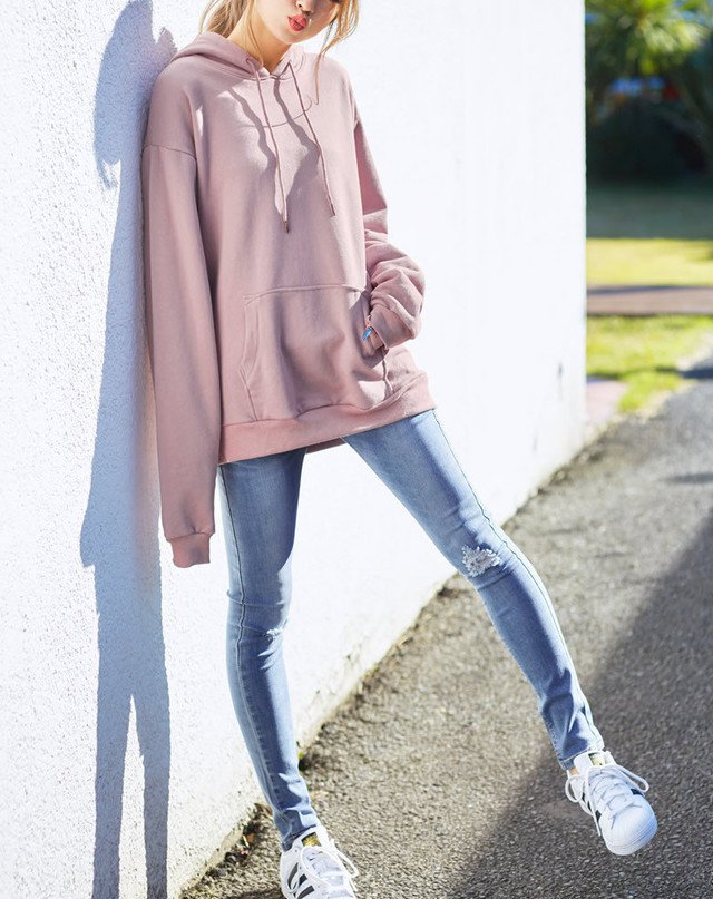 ピンクパーカーのコーデ集 ストリート系や韓国風の着こなしも