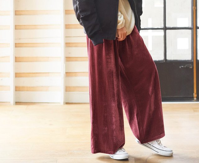ベロアパンツの旬コーデ 季節別に大人カジュアルな着こなしを