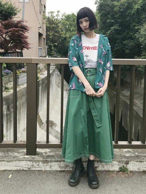 アロハシャツ×グリーンスカートコーデ