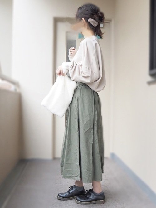 カーキ ベージュのコーデ案 上品な配色でおしゃれな大人スタイルへ