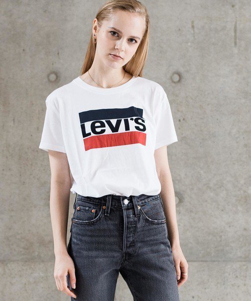 Levi'sのTシャツを着た女性