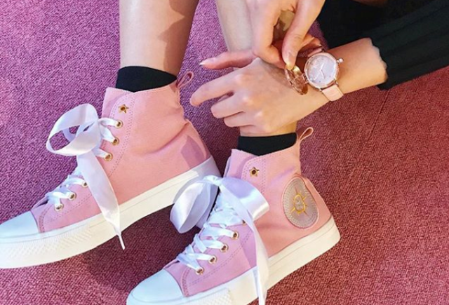 今話題のピンクスニーカーコーデ 足元も抜かりなく可愛さをプラス