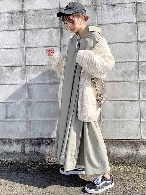 シャツワンピ×ビニールサコッシュコーデ