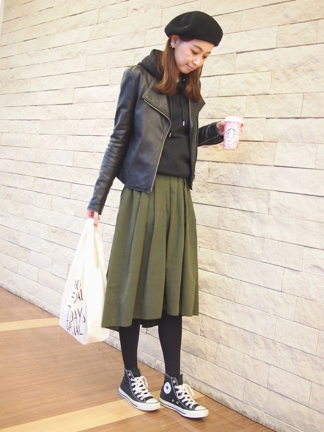 ライダースと黒スニーカーの冬コーデ
