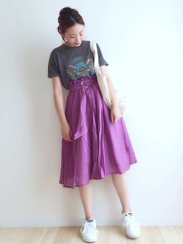 紫スカートと白スニーカーのコーデ