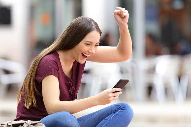 スマホに夢中になる女性