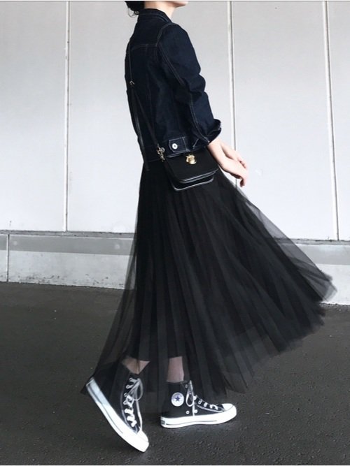 黒のチュールプリーツスカートのコーデ