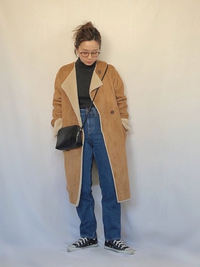 キャメルのボアコート×デニムパンツのコーデ