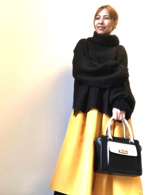 黒のニットセーター　黄色のフレアスカート