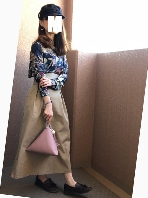 GU(ジーユー)のチノスカートと花柄トップスのコーデ写真
