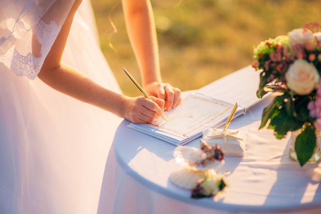 国際結婚の書類にサインする女性