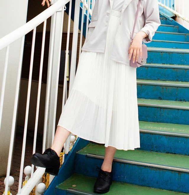 定番人気の白ロングスカートコーデ！20代〜50代女性はどう着る？